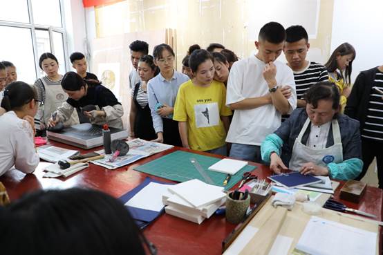 说明: 书画装裱工作室