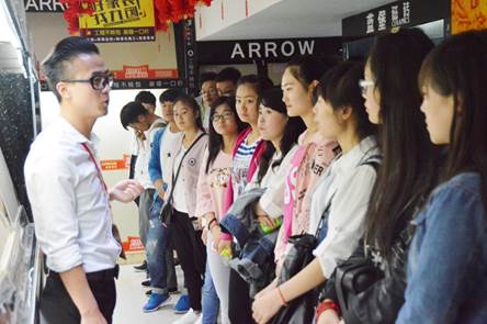 说明: E:\工作\民艺系    15-16（2）\1.综合(JX11)\1.6民艺系\教学新闻-简讯-记录\《室内设计》校外认识实习\2016年5月17日照片\01.JPG