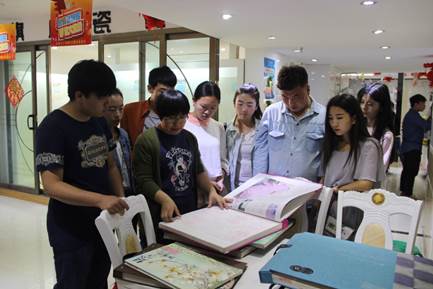 说明: E:\工作\民艺系    15-16（2）\1.综合(JX11)\1.6民艺系\教学新闻-简讯-记录\《室内设计》校外认识实习\2016年5月18日照片\01.JPG
